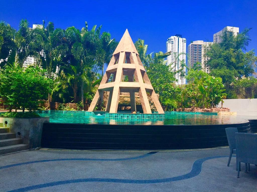 Club Royal Suites Pattaya Buitenkant foto